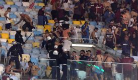 Torcida do Lanús entra em conflito com a polícia no Maracanã; veja