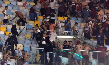 Confusão entre a torcida do Lanús e a polícia no Maracanã, em jogo da Copa Sul-Americana