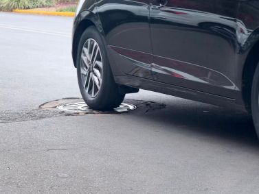 Estacionar em tampa de bueiro é considerado como infração pelo CTB