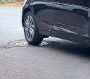 Estacionar o carro em cima de tampa de bueiro pode pesar no bolso; entenda