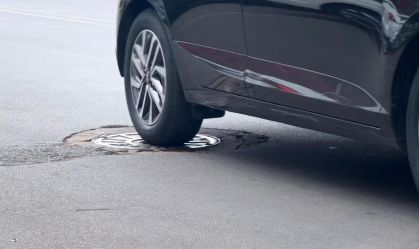 Estacionar o carro em cima de tampa de bueiro pode pesar no bolso; entenda