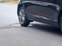 Estacionar o carro em cima de tampa de bueiro pode pesar no bolso; entenda