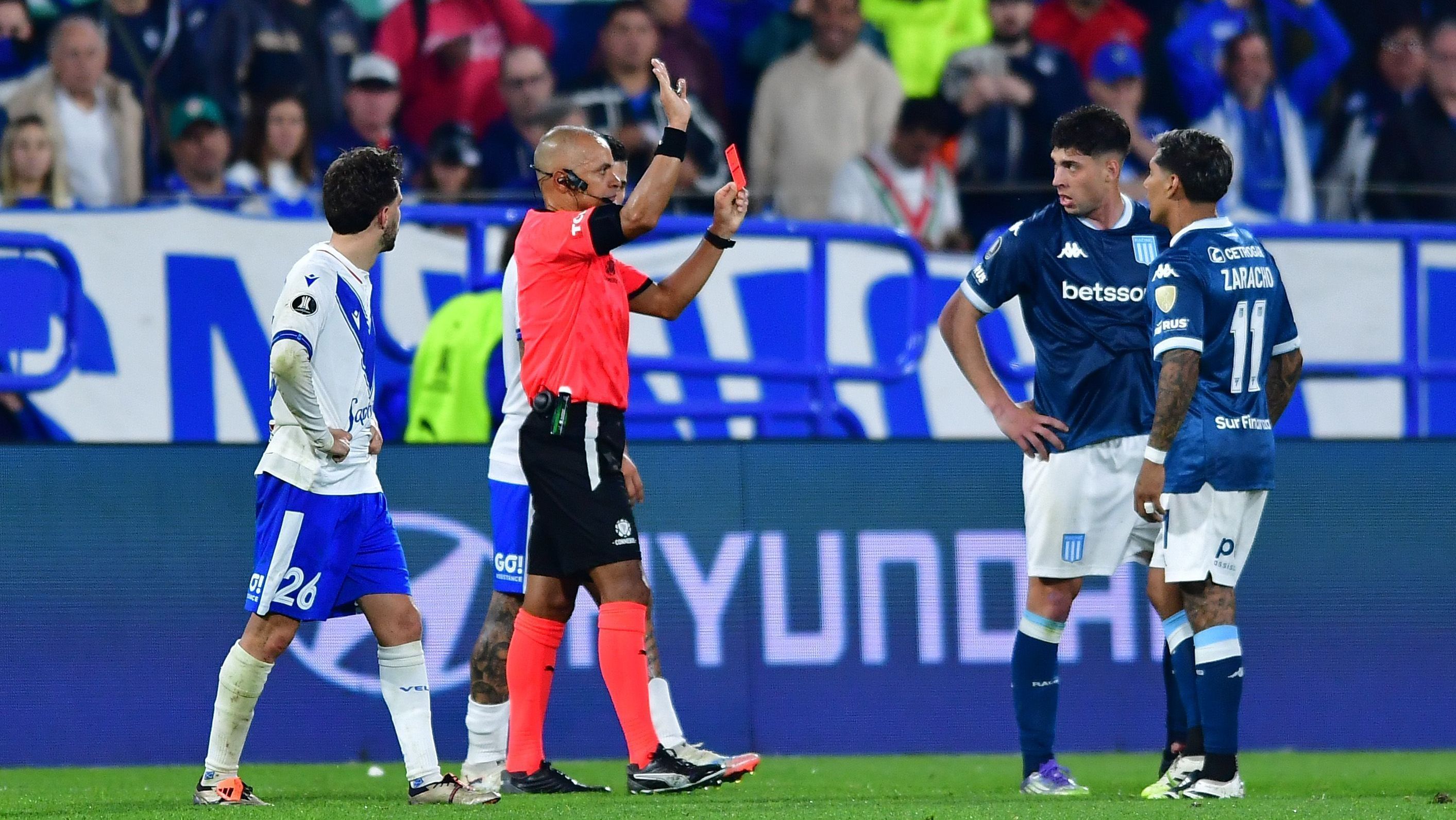 Árbitro Wilton Pereira Sampaio utiliza câmera corporal durante Vélez x Racing pela Libertadores; Conmebol iniciou testes da nova tecnologia