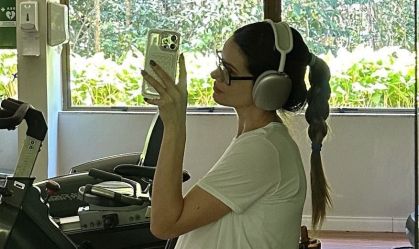 Grávida de 7 meses, Camila Queiroz exibe barrigão na academia