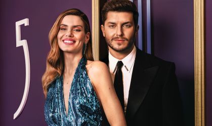 Na reta final da gravidez, Camila Queiroz mostra barriga em chá de bebê