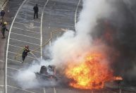 Vídeo: Bombeiros tentam apagar incêndio após explosão matar oito no México