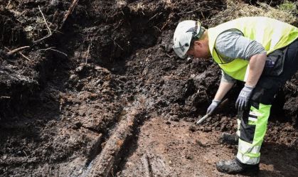 Arqueólogos acham objetos neolíticos de 5 mil anos em pântano da Suécia