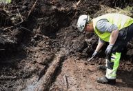 Arqueólogos acham objetos neolíticos de 5 mil anos em pântano da Suécia