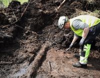 Arqueólogos acham objetos neolíticos de 5 mil anos em pântano da Suécia