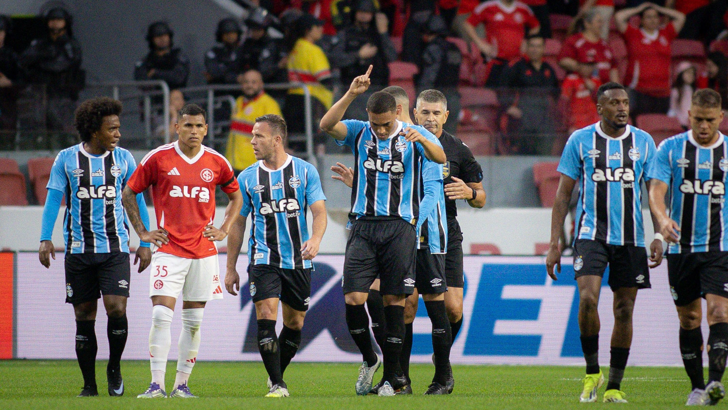 Carlos Vinícius fez o primeiro gol do Grêmio no Beira-Rio pelo Brasileirão