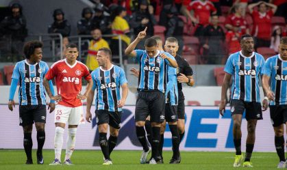 Grêmio vence Inter de virada em GreNal insano no Beira-Rio