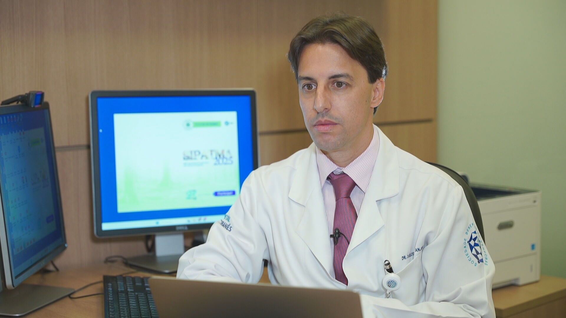 Carlos Henrique dos Anjos, oncologista, explica que quantidade da doença e o tipo de câncer de mama definem o tratamento • CNN