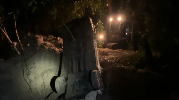 Carro foi encontrado enterrado em espécie de bunker • Polícia Militar Ambiental do Paraná