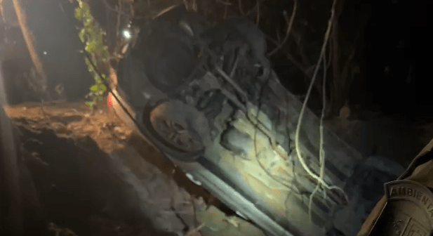 Carro foi encontrado enterrado em espécie de bunker • Polícia Militar Ambiental do Paraná