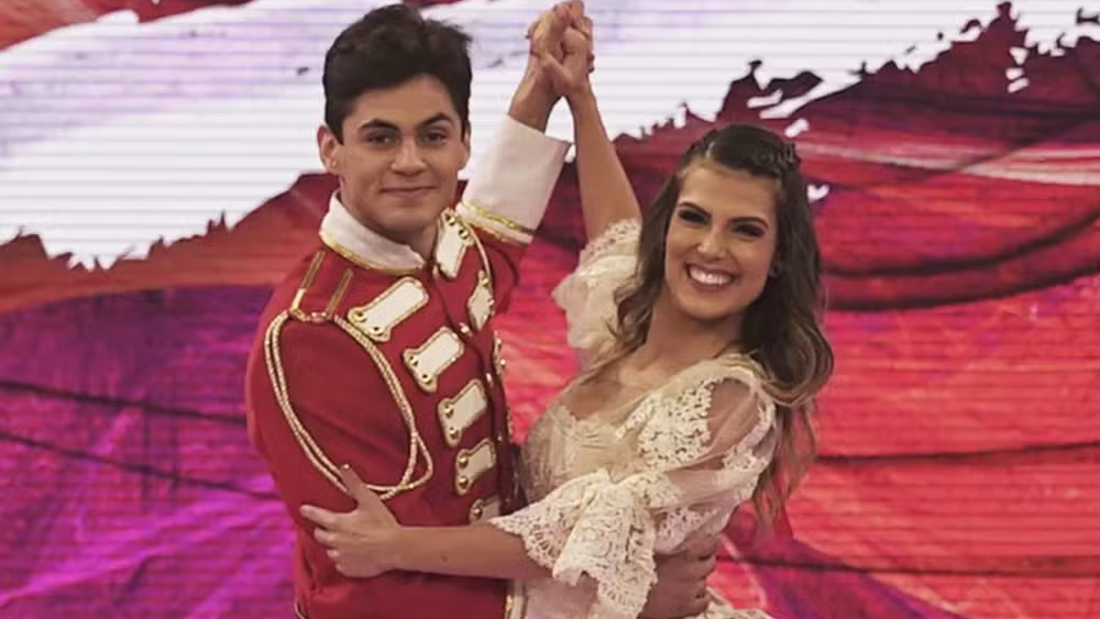 O ator e humorista Lucas Veloso e a bailarina Nathalia Melo na "Dança dos Famosos" 2017