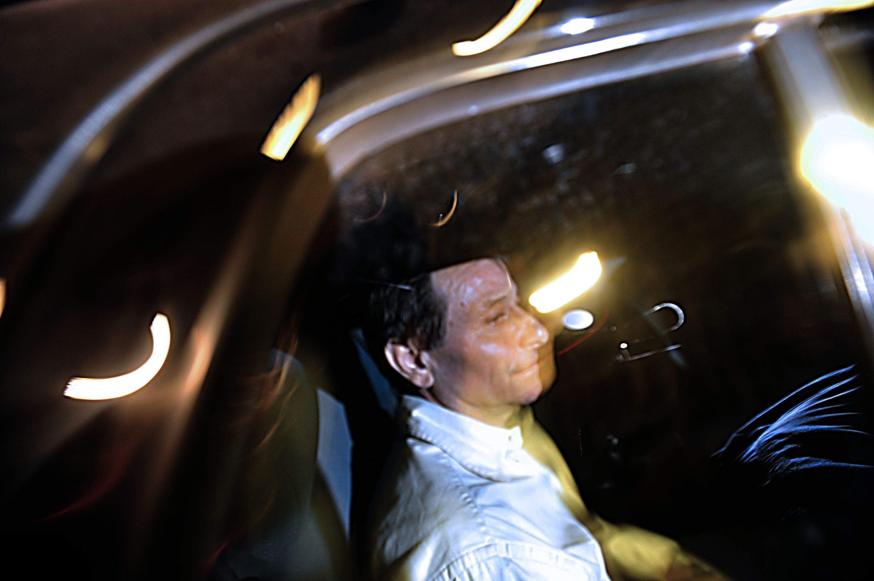 Cesare Battisti, cidadão italiano, deixando o Presídio da Papuda, no DF (Distrito Federal) • Marcello Casal Jr/Agência Brasil