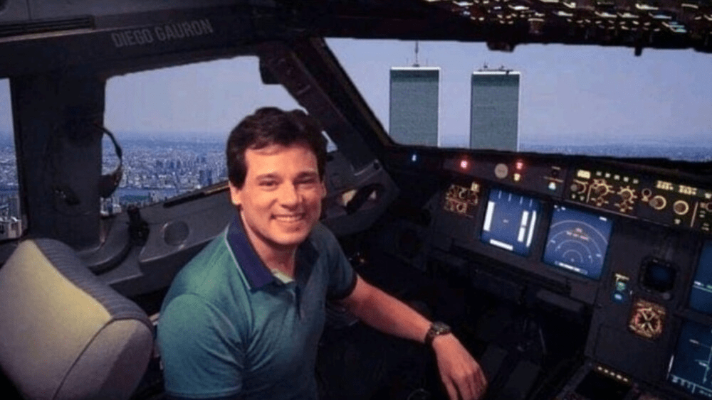 Celso Portiolli em reflexão diante de uma foto de Nova York, em frente a um prédio que lembra as Torres Gêmeas.
