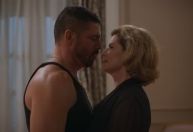 "Vale Tudo": após pedido de casamento, César exige aliança de Odete