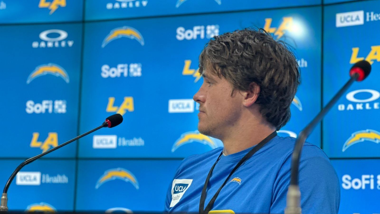 Justin Herbert, quarterback do Los Angeles Chargers, em entrevista coletiva