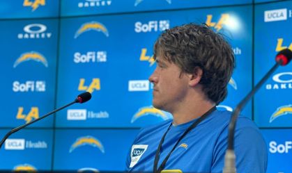 QB dos Chargers analisa gramado da Arena: “Teremos que nos acostumar"