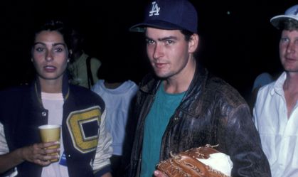 Charlie Sheen diz que Bill Clinton ficou interessado em sua namorada