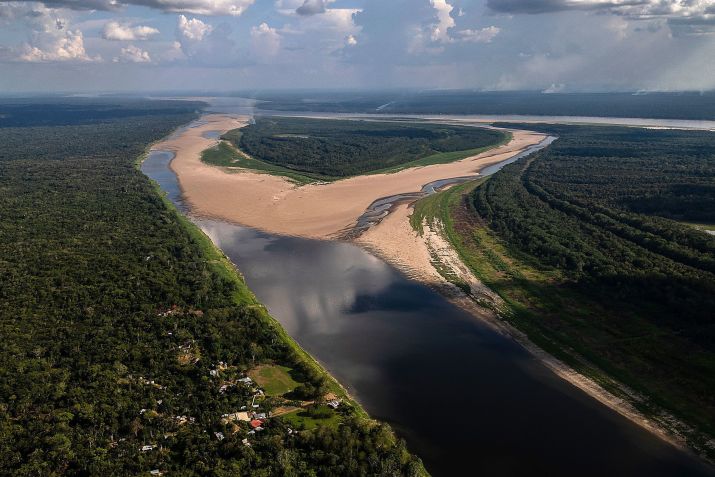 Baixos níveis de água no Rio Amazonas na comunidade da Macedônia, departamento do Amazonas, Colômbia, em 2 de outubro de 2024 • Luid Acosta/AFP/Getty Images/File via CNN Newsource