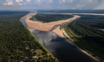 Baixos níveis de água no Rio Amazonas na comunidade da Macedônia, departamento do Amazonas, Colômbia, em 2 de outubro de 2024