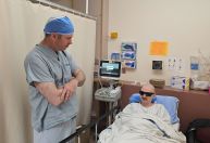 Cirurgia rara de implante de dente no olho faz paciente recuperar visão