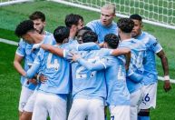 Com dois gols contra de Esteve e show de Haaland, City atropela Burnley