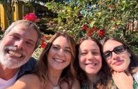 Cláudia Abreu posa com colegas de "Cheias de Charme" em reencontro na Globo