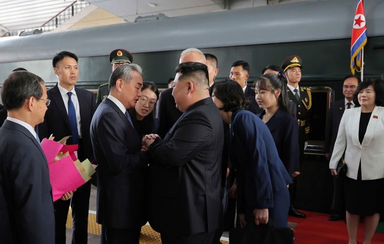 Líder da Coreia do Norte, Kim Jong-un e a filha, Kim Ju-ae • Agência Central de Notícias da Coreia/Serviço de Notícias da Coreia/AP via CNN Newsource