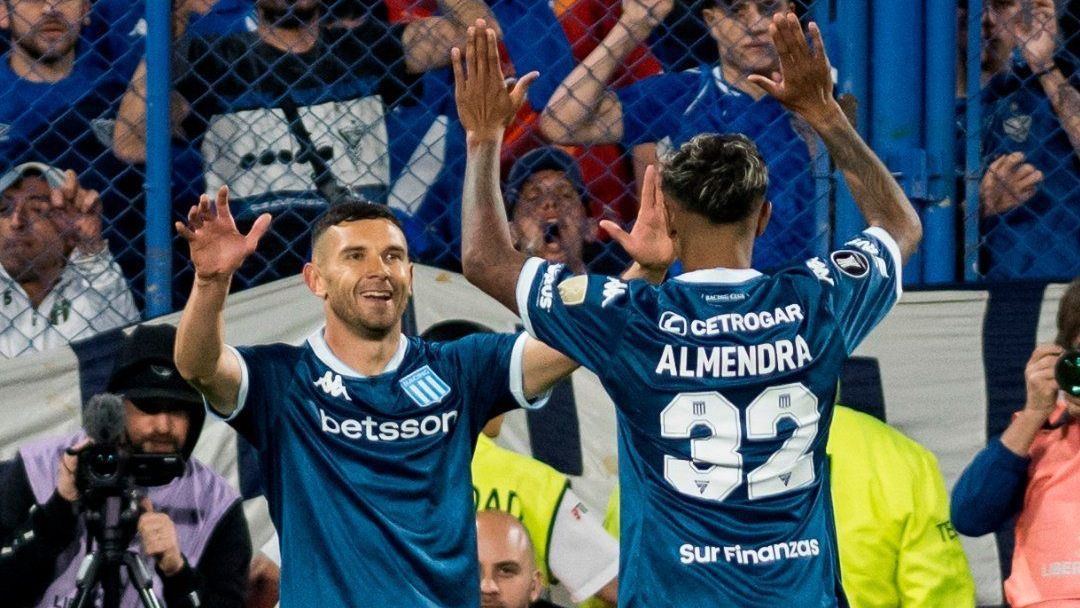 Comemoração dos jogadores do Racing na vitória sobre o Vélez Sarsfield, pelo jogo de ida das quartas da Libertadores