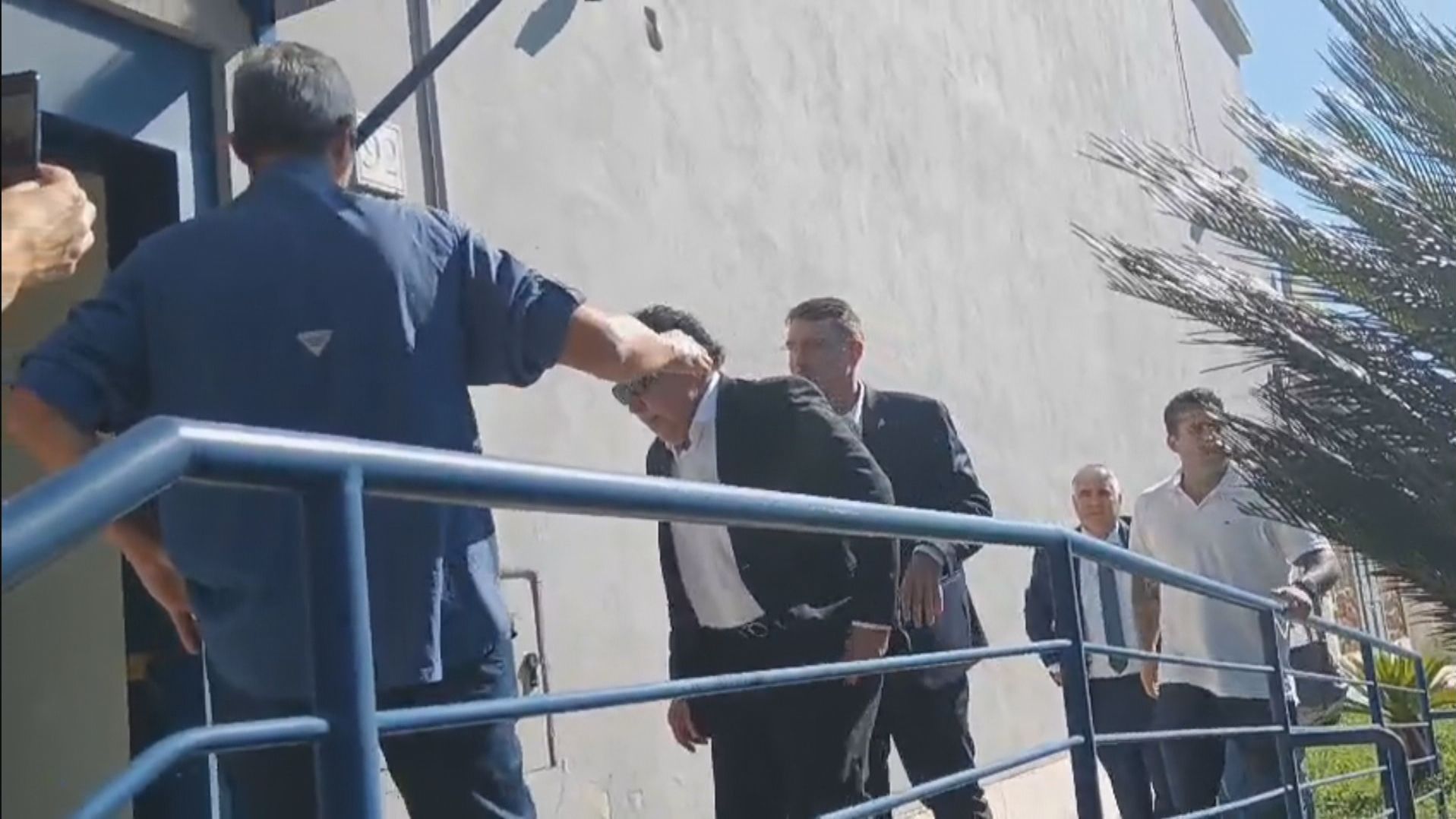 Comitiva de senadores visita Carla Zambelli em presídio na Itália, em 19 de setembro de 2025