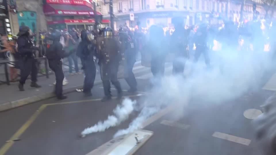 Polícia usa gás lacrimogêneo durante protestos sindicalistas na França