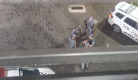 Preso tenta tomar arma de PM, policial civil interfere e baleia agente