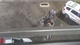 Preso tenta tomar arma de PM, policial civil interfere e baleia agente