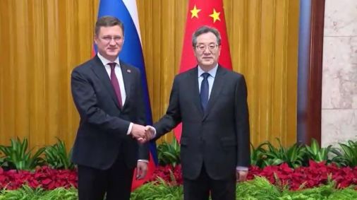Primeiro-ministro da Rússia, Alexander Nova (à esquerda), ao lado de Ding Xuexiang, vice-primeiro-ministro chinês (à direita)
