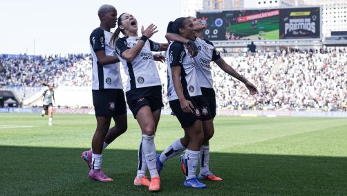 Jogadoras do Corinthians comemoram gol sobre o Cruzeiro na final do Brasileirão Feminino