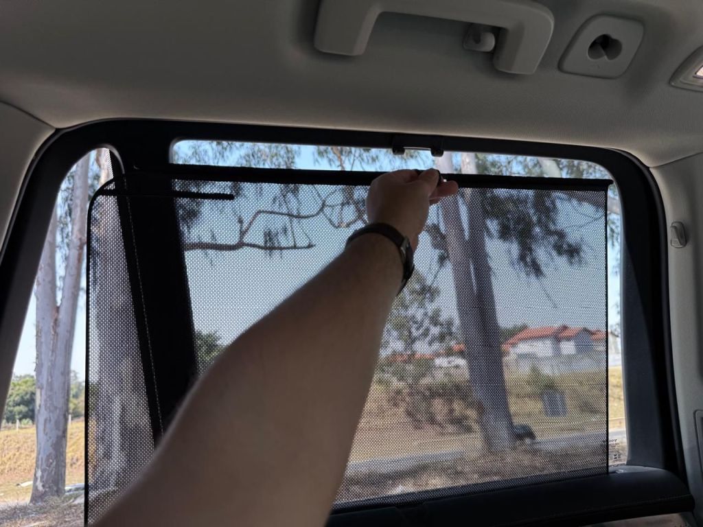 Para-sol nas portas traseiras torna viagem mais confortável
