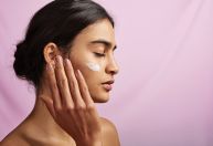 Cremes com agulhas? Entenda a nova obsessão de skincare