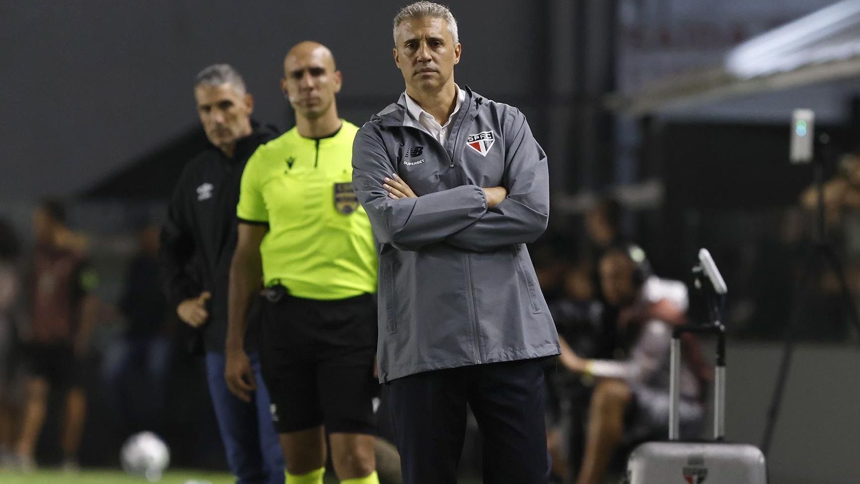Hernán Crespo, técnico do São Paulo, à beira do campo na partida contra o Santos