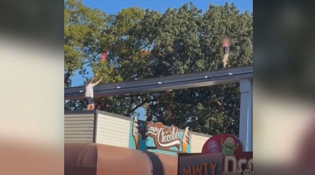 Criança é resgatada em monotrilho de parque de diversões nos EUA