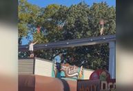 Homem resgata criança em monotrilho de parque de diversões nos EUA