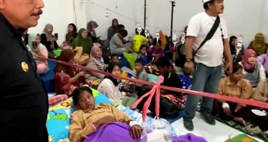 Imagem mostra diversas crianças na Indonésia sendo atendidas em hospital