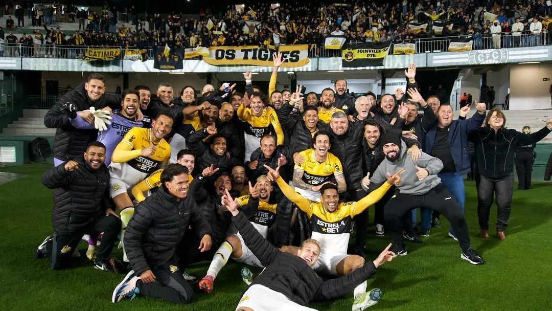 Jogadores e comissão técnica do Criciúma comemorando a vitória contra o Coritiba, pela Série B