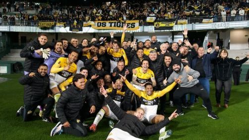 Jogadores e comissão técnica do Criciúma comemorando a vitória contra o Coritiba, pela Série B