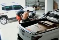 Com tornozeleira, jovem é executado dentro de fábrica de estofado na BA