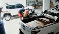 Com tornozeleira, jovem é executado dentro de fábrica de estofado na BA