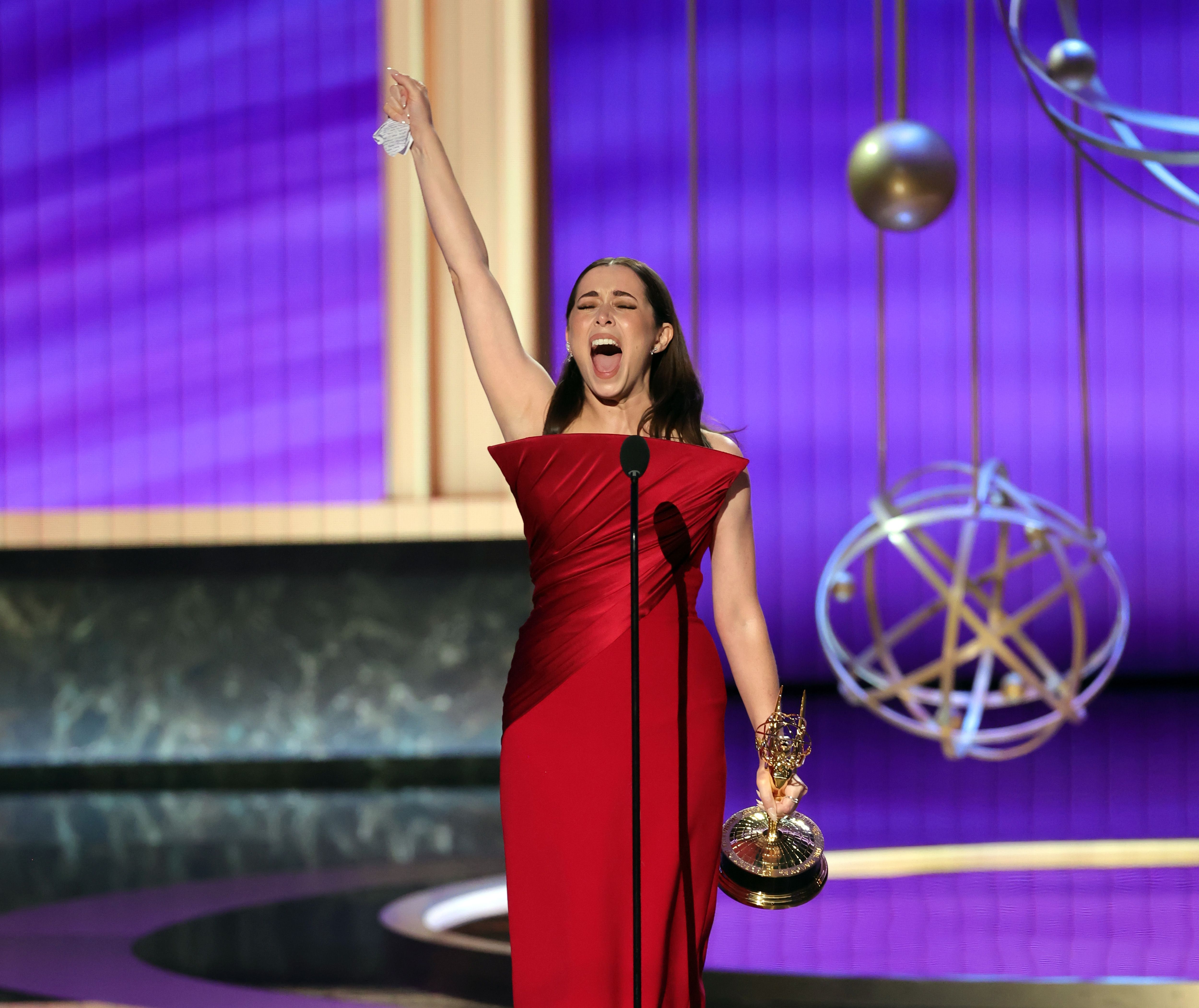 Emmy 2025: atriz de “Pinguim” fica eufórica em discurso de vitória; veja