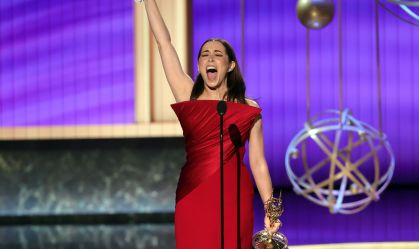 Emmy 2025: atriz de "Pinguim" fica eufórica em discurso de vitória; veja